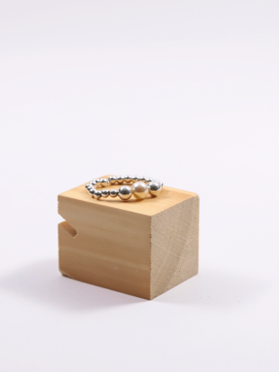 Anillo de bolitas