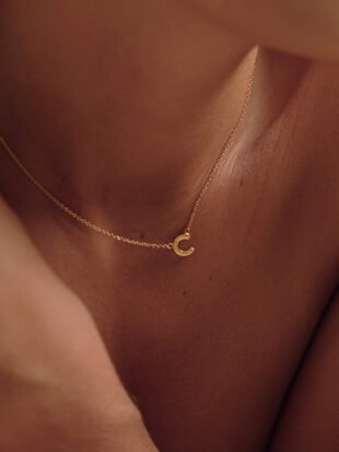 COLLAR CON INICIAL MINI DORADO